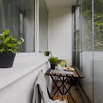 Apartment Reymonta Near Metro Station By Mia Warschau