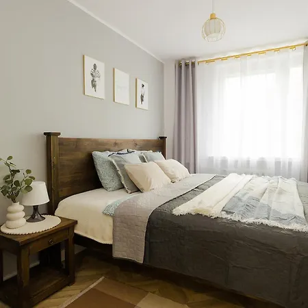 Reymonta Apartment Near Metro Station By Mia